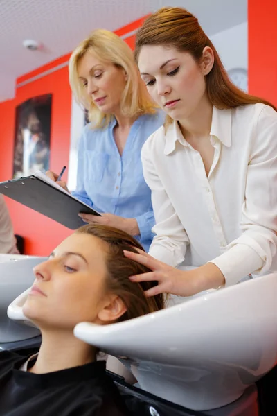 Coiffure Étudiant Laver Les Cheveux Clients Sous Surveillance Dans Salon — Photo
