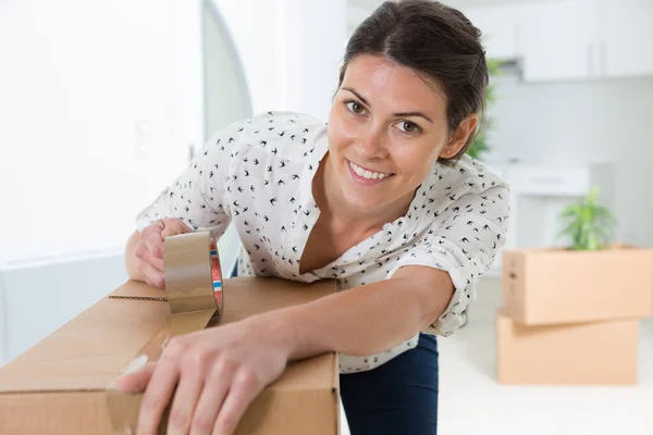 Kvinna Stänga Lådor För Att Flytta Till Sitt Nya Hus — Stockfoto