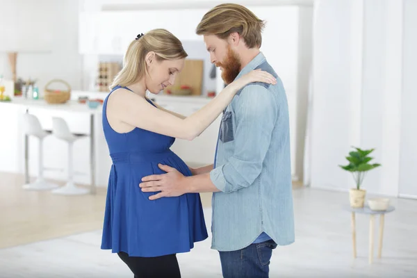 妊娠中の男女が自宅で踊り — ストック写真