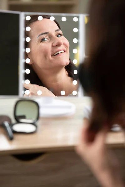 Ευτυχισμένη Γυναίκα Κοιτάζει Τον Εαυτό Της Στον Καθρέφτη — Φωτογραφία Αρχείου
