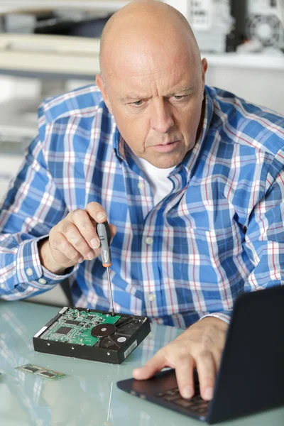 Senior Technicus Repareren Van Een Computer Harde Schijf — Stockfoto