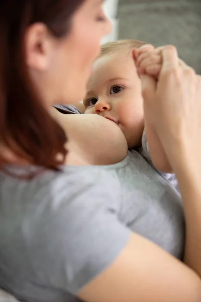 Uma Mulher Está Amamentando Seu Bebê — Fotografia de Stock