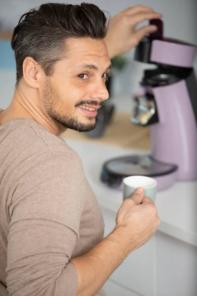 一台咖啡机煮咖啡的澳大利亚帅哥 — 图库照片