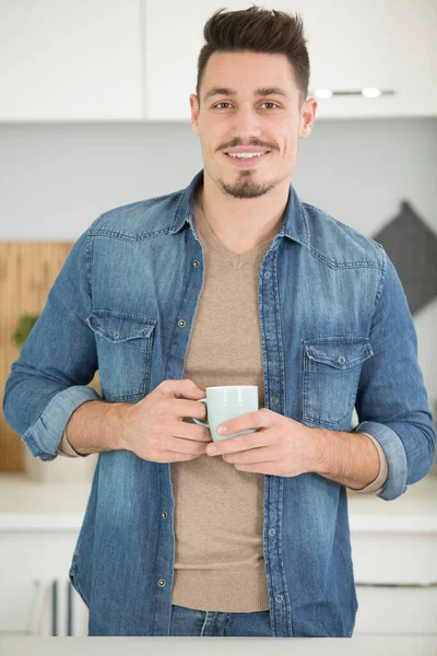 Portret Młodego Mężczyzny Trzymającego Filiżankę Kawy — Zdjęcie stockowe