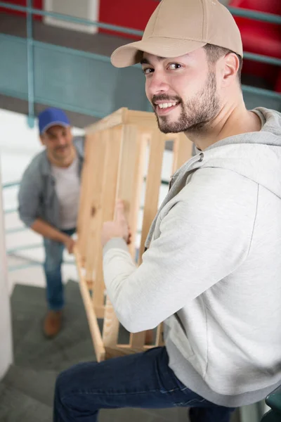 Dois Trabalhadores Carpintaria Transportando Madeira Montada Nas Escadas — Fotografia de Stock