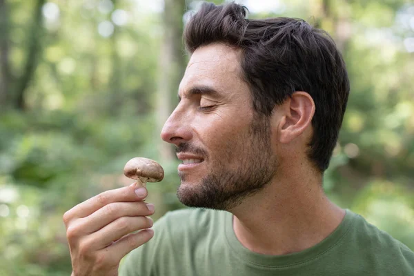 Uomo Nella Foresta Raccogliendo Funghi Annusandolo — Foto Stock