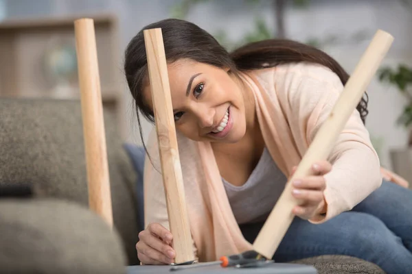 Vrouw Repareren Van Een Stoel Been — Stockfoto