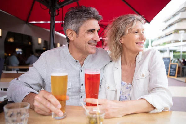 Adultos Amigos Maduros Bebendo Pub — Fotografia de Stock