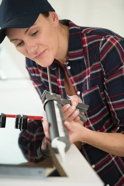 Mulher Segurando Elétrica Pistola Cola Quente — Fotografia de Stock
