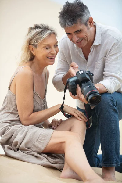Fotógrafo Casamento Estilo Vida Tirar Fotos Mulher Sênior — Fotografia de Stock