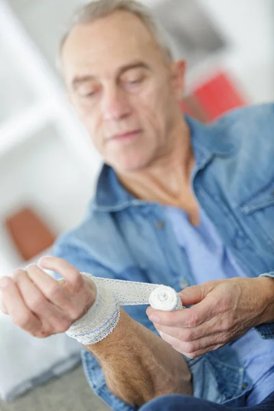 Ein Arzt Der Sein Handgelenk Bandagiert — Stockfoto