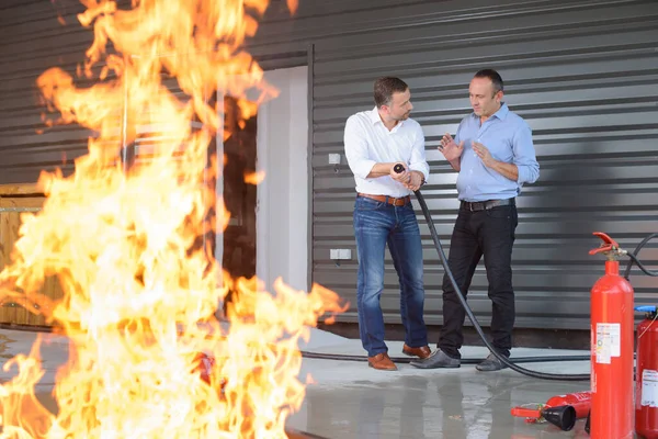 Hombres Extintor Incendios Sobre Fondo Llama —  Fotos de Stock