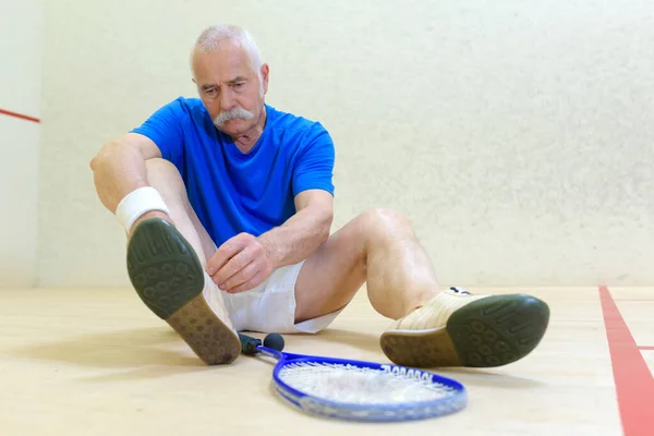 Een Vermoeide Senior Tennisspeler — Stockfoto