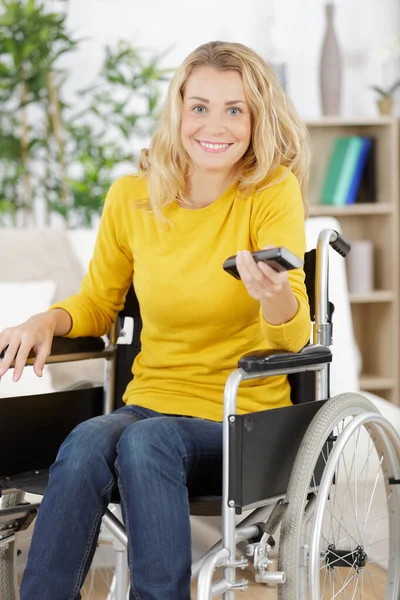 Mujer Discapacitada Alegre Viendo Televisión Sala Estar — Foto de Stock