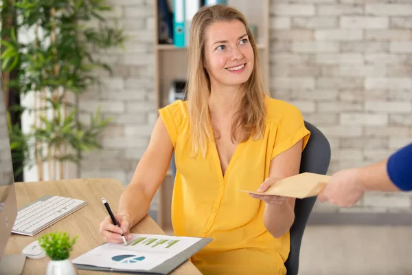 Woman Discussing Work Male Colleague — Stock Photo, Image