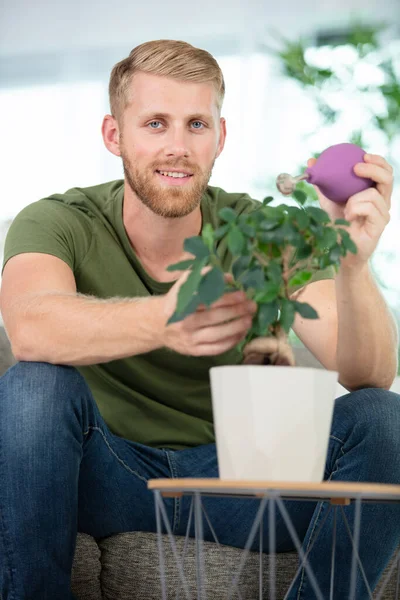Mladý Muž Zalévání Domácí Zahradničení — Stock fotografie