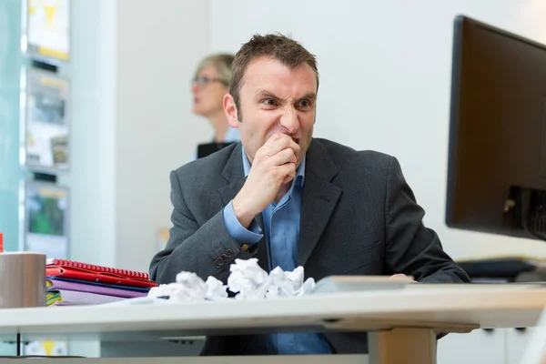 Homme Frustré Assis Ordinateur Avec Des Boules Papier Vissées — Photo