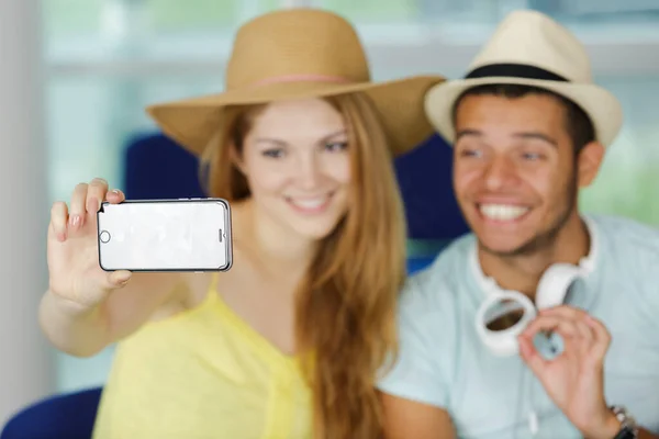 Ζευγάρι Τουριστών Λαμβάνοντας Μια Selfie Στο Αεροδρόμιο Πριν Από Ταξίδι — Φωτογραφία Αρχείου