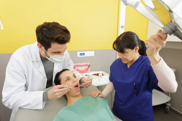 歯医者で若い女性 — ストック写真