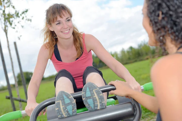 Lei Gode Allenamento Con Amico — Foto Stock