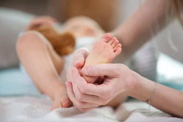 母亲为新生婴儿做足部按摩 — 图库照片