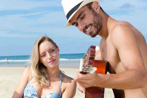 Couple Avec Guitare Sur Mer — Photo