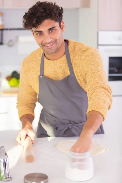 Schöner Mann Kocht Hause — Stockfoto