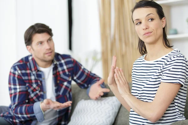 Donna Ignorando Suo Partner Dopo Una Discussione — Foto Stock