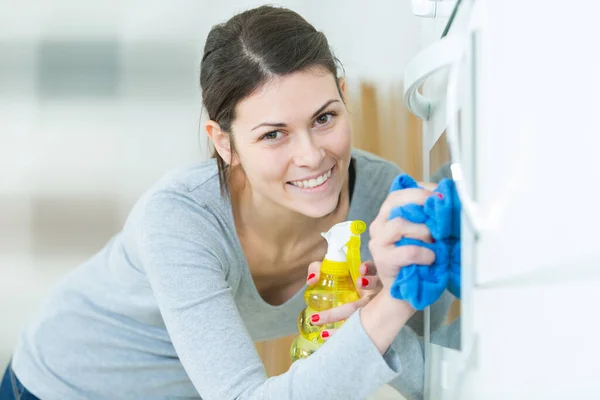 Kobieta Sprzątanie Piekarnik Sprayu Tkaniny — Zdjęcie stockowe