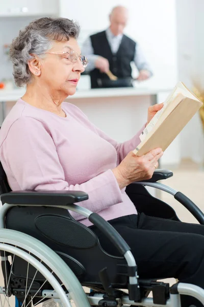 Idosa Cadeira Rodas Lendo Livro — Fotografia de Stock