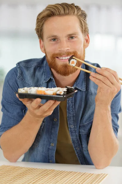 Homem Feliz Com Sushi — Fotografia de Stock