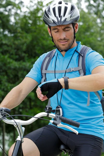 Ciclista Guardando Suo Orologio — Foto Stock