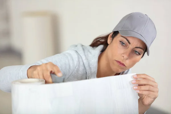 Female Builder Preparing Wallpaper Construction Site — Stock Photo, Image