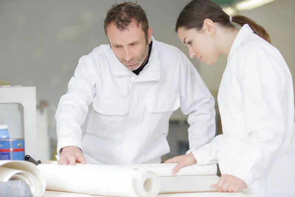 Female Apprentice Learning Wallpapering Techniques — Stock Photo, Image