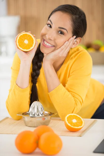 Женщина Соковыжималкой Показывающей Половину Апельсина — стоковое фото