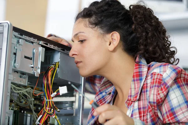 Kobieta Fixing Komputerze Miejscu Pracy — Zdjęcie stockowe