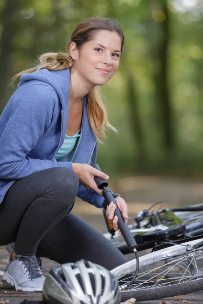 Woman Inflating Bicycle Tyre Pump — Foto Stock