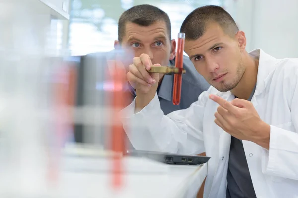 Químico Masculino Bien Parecido Analizando Algo Sangre Laboratorio —  Fotos de Stock