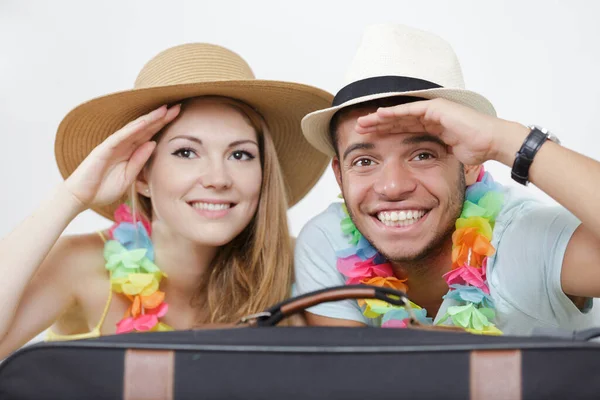 Genç Çift Bir Bavulun Yanında Gülümsüyor — Stok fotoğraf