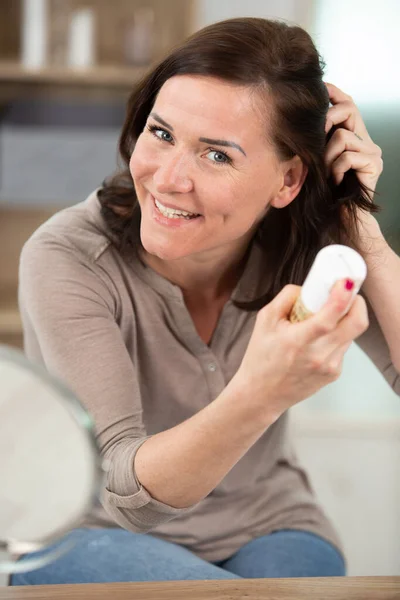 Schöne Frau Die Haarspray Auf Ihr Haar Aufträgt — Stockfoto