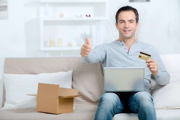 Mannen Med Laptop Och Kreditkort För Att Köpa Online — Stockfoto