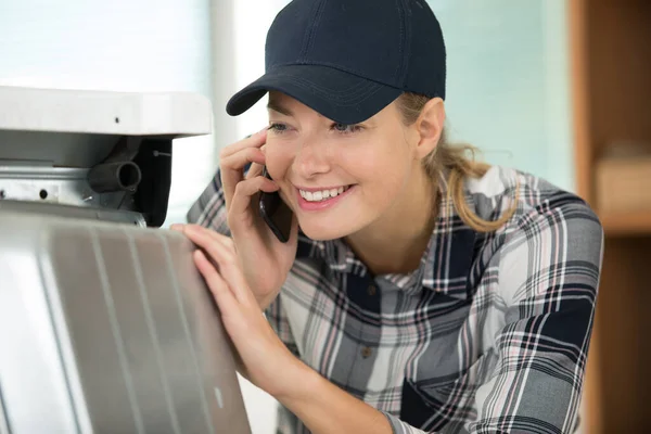 Nöjd Kvinnlig Arbetstagare Telefon Med Kunden — Stockfoto