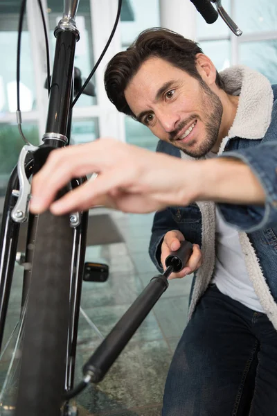 Hombre Inflando Neumático Bicicleta —  Fotos de Stock
