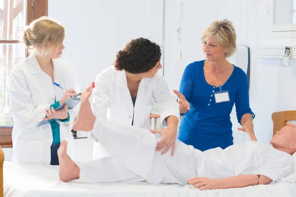 Enfermeiras Estagiárias Praticantes Manequim — Fotografia de Stock