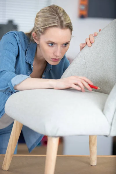 Femme Avec Crayon Inspectant Chaise Elle Est Rembourrage — Photo