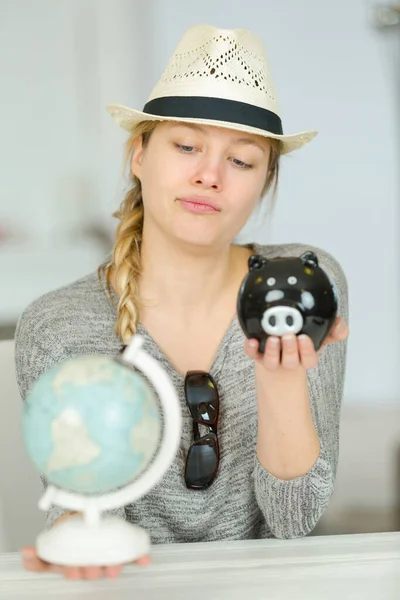 Vrouw Hand Holding Globe Een Spaarvarken Bank — Stockfoto