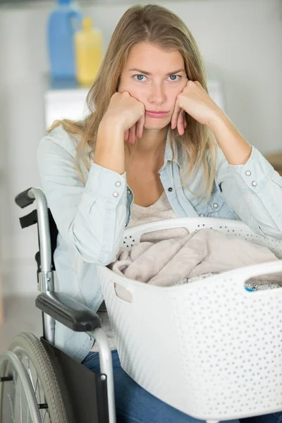 Rozrušený Žena Invalidním Vozíku Dělá Její Prádlo — Stock fotografie