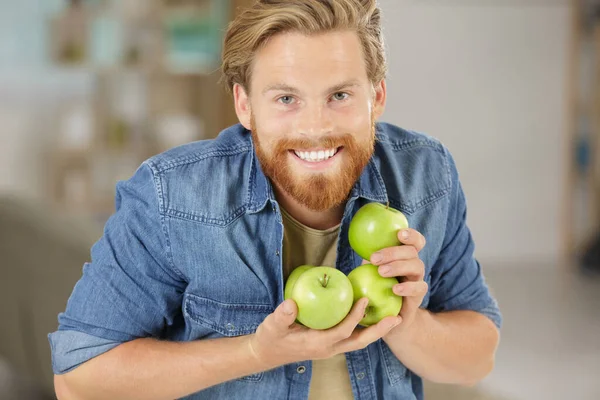 リンゴと男と — ストック写真