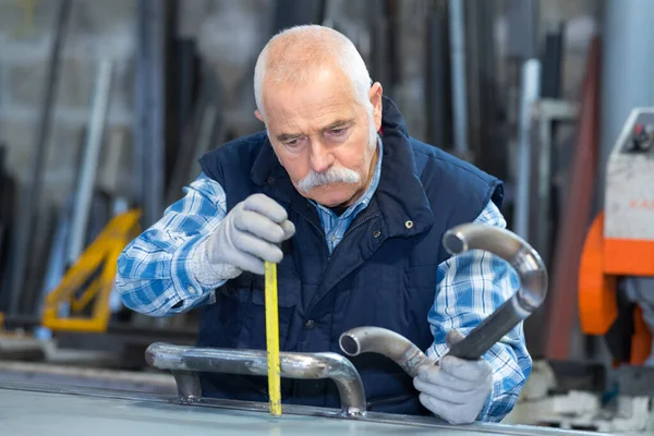 Senior Worker Checks Balancing Detail Rotating Table — 스톡 사진