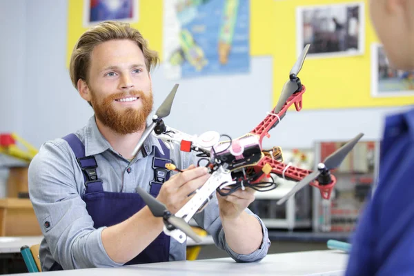 Genç Erkek Mühendis Programları Drone — Stok fotoğraf